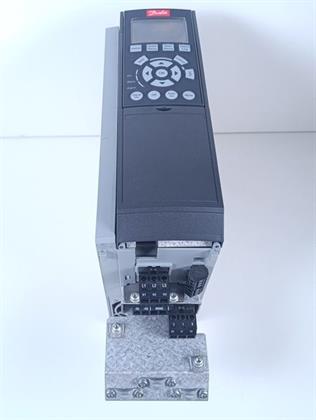 ik-industry/pd/danfoss-fc-302p3k0t5e20h1xgxxxxsxxxxa0bxcxxxxd0-pn-131b0465-testedund-top-zustand-78232-3.jpg