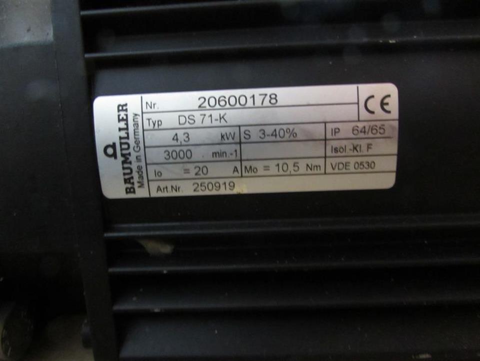 Baumüller DS 71-K 250919 Servomotor 4,3kW 3000min.-1 Getriebe i: 7 Top Zustand