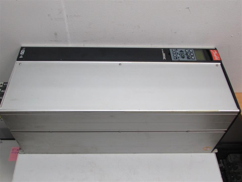 danfoss-vlt6062-ht-175z7035-vlt6062ht4c20str3dlf00a00c0-400v-89a-45kw-top-zustand-70716-2.jpg
