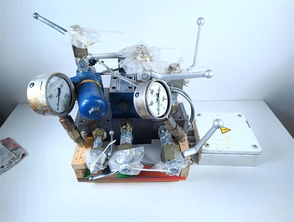 Hydraulikblock 1x Bosch 0810091227 + 1x Bosch 0810001760 + Bosch NC 1-2 / NO 1-3