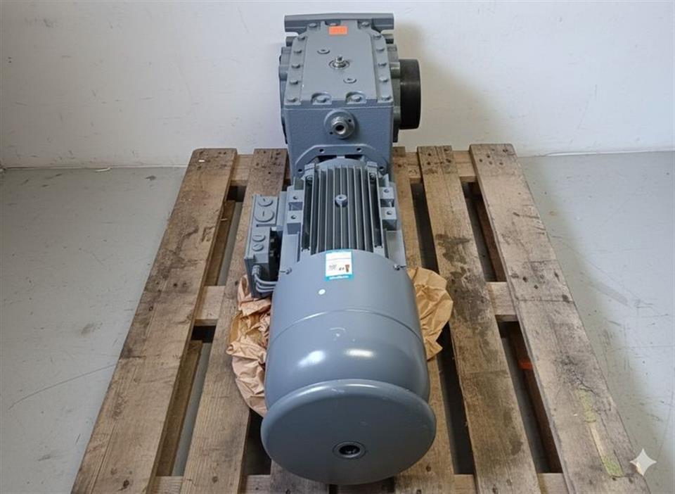 lenze-servomotor-m55ap132m045efrut-getriebe-g50bb243msar3c00-unused-84530-3.jpe
