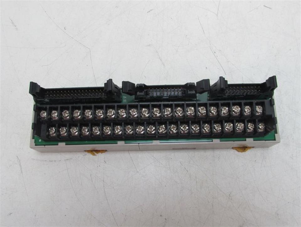 omron-xw2b-40j6-2b-control-service-terminal-block-top-zustand-77240-2.jpg