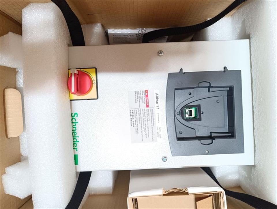 Schneider Electric Altivar 71 ATV71E5U30N4 3kW 400V IP54 + Keypad OVP unbenutzt